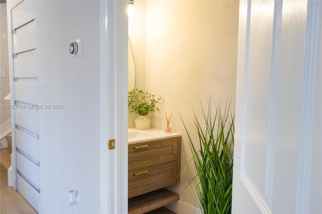 8800 NW 98th Ct, Doral, FL 33178