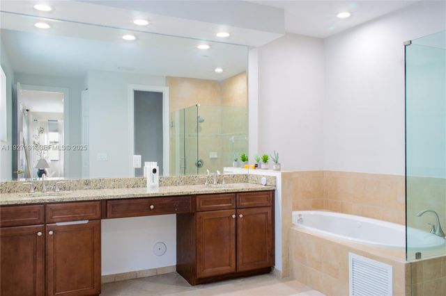 8800 NW 98th Ct, Doral, FL 33178