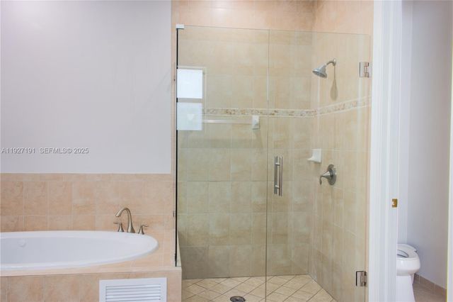 8800 NW 98th Ct, Doral, FL 33178