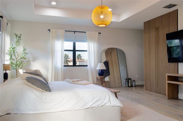 8800 NW 98th Ct, Doral, FL 33178