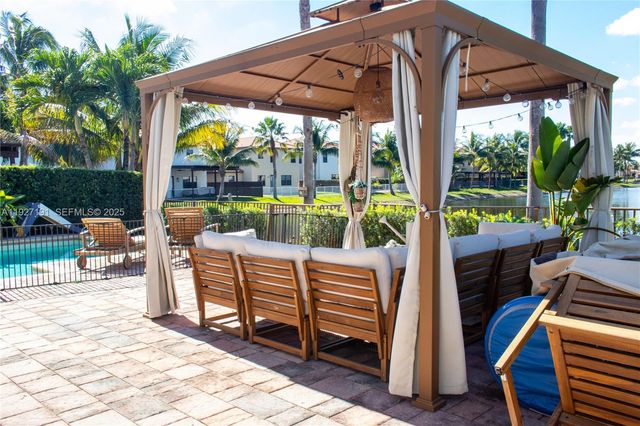 8800 NW 98th Ct, Doral, FL 33178