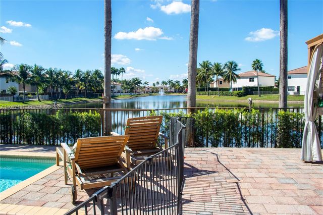 8800 NW 98th Ct, Doral, FL 33178