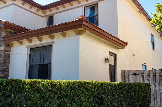 8800 NW 98th Ct, Doral, FL 33178