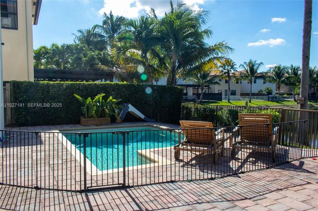 8800 NW 98th Ct, Doral, FL 33178