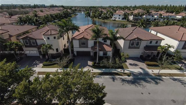 8800 NW 98th Ct, Doral, FL 33178
