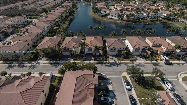 8800 NW 98th Ct, Doral, FL 33178