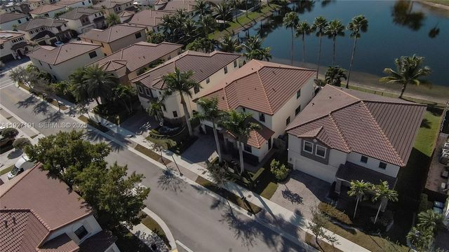 8800 NW 98th Ct, Doral, FL 33178