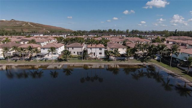 8800 NW 98th Ct, Doral, FL 33178