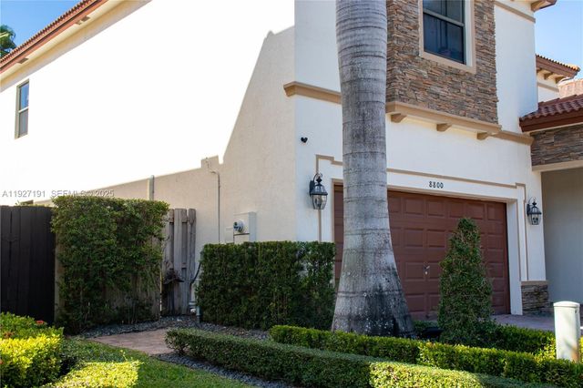 8800 NW 98th Ct, Doral, FL 33178