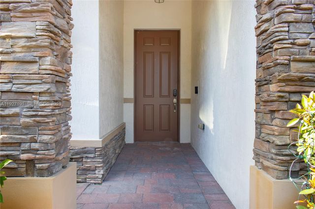 8800 NW 98th Ct, Doral, FL 33178