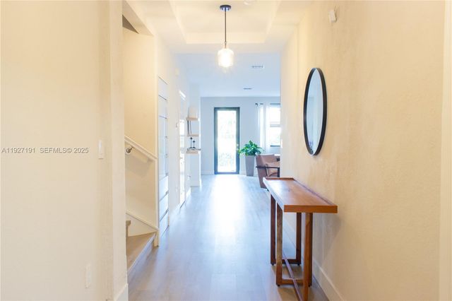 8800 NW 98th Ct, Doral, FL 33178