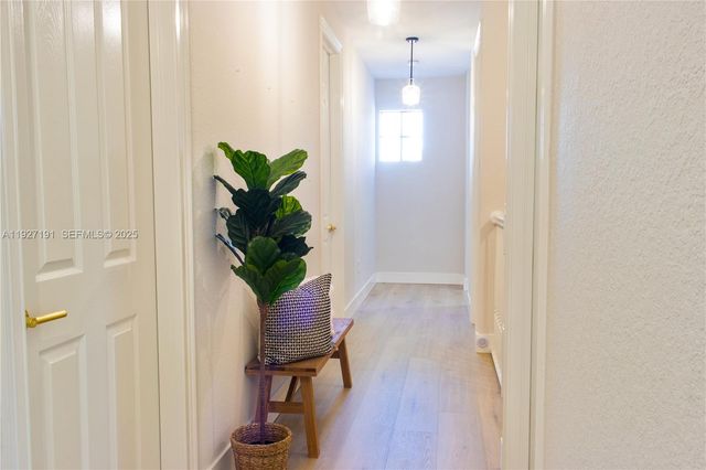 8800 NW 98th Ct, Doral, FL 33178