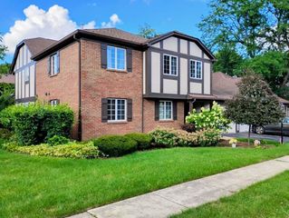 218 Brookside Lane B, Willowbrook, IL 60527