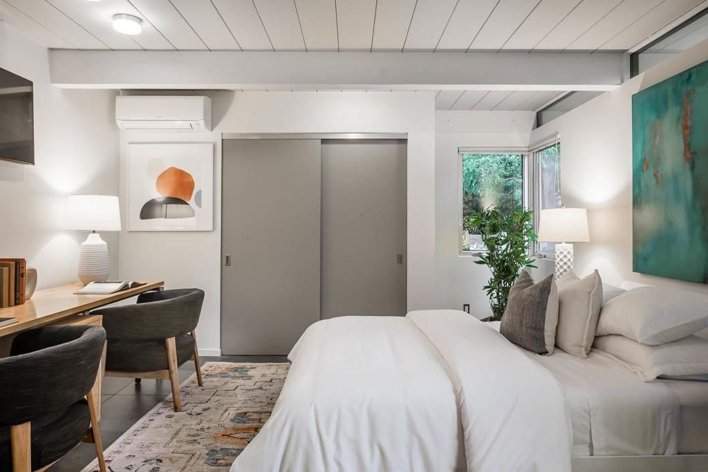 Image 15 of property listing at 618 Wildwood Lane, Palo Alto, CA 94303