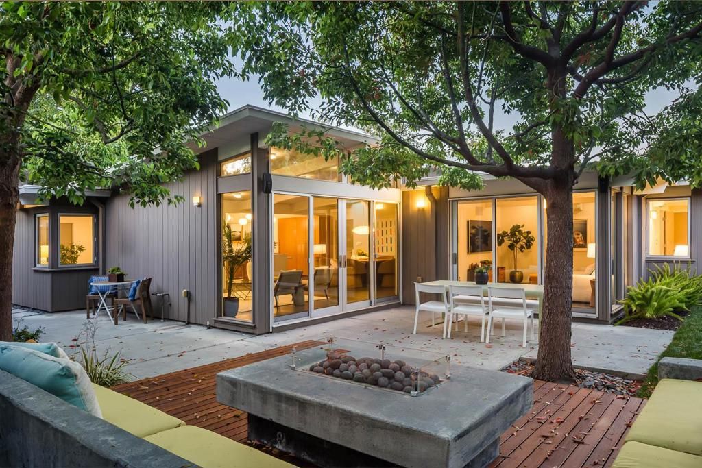 Image 18 of property listing at 618 Wildwood Lane, Palo Alto, CA 94303