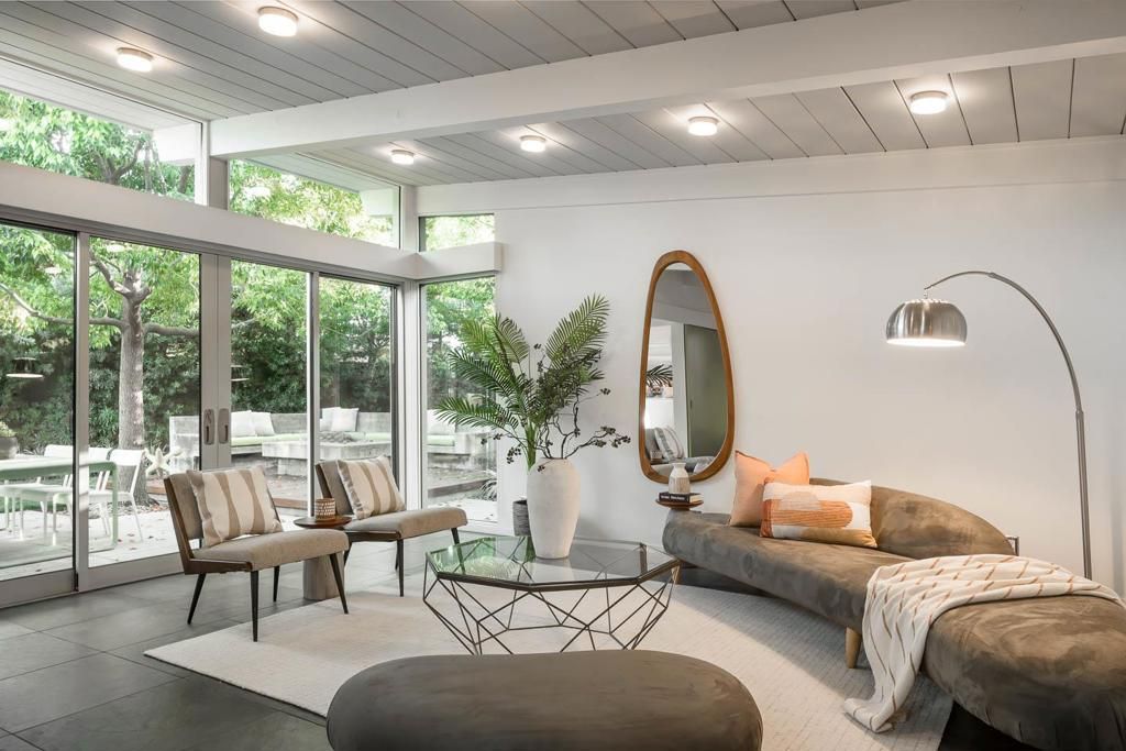 Image 4 of property listing at 618 Wildwood Lane, Palo Alto, CA 94303