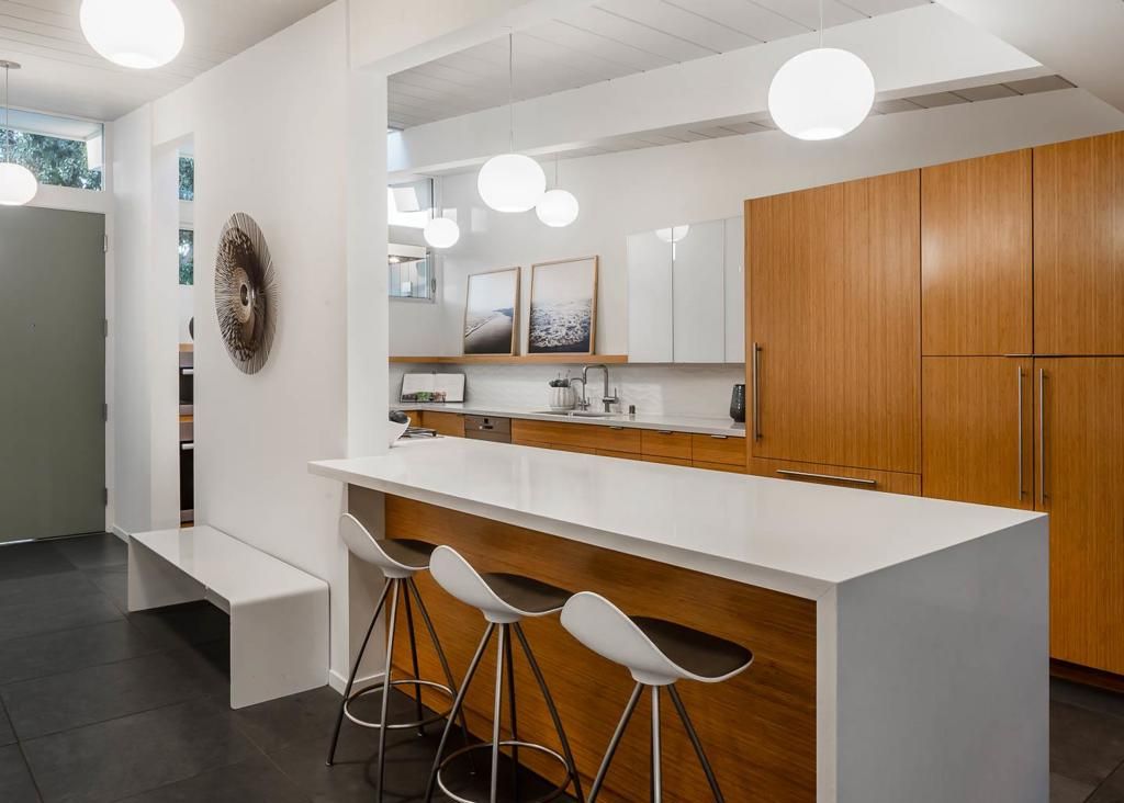 Image 8 of property listing at 618 Wildwood Lane, Palo Alto, CA 94303