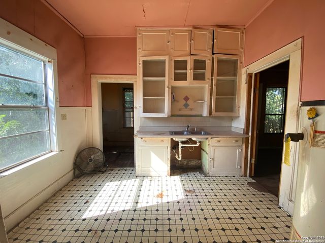 559 W Highland Blvd, San Antonio, TX 78210