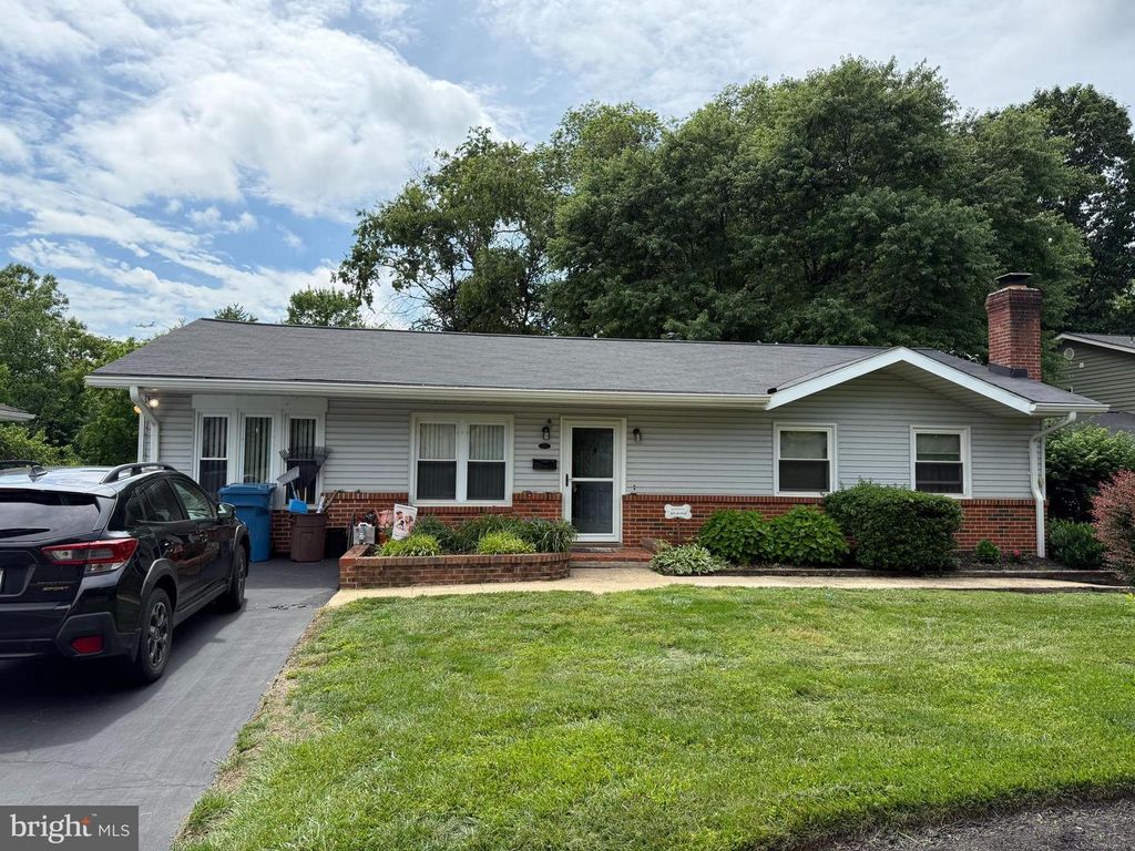 905 W POPLAR RD, Sterling, VA 20164