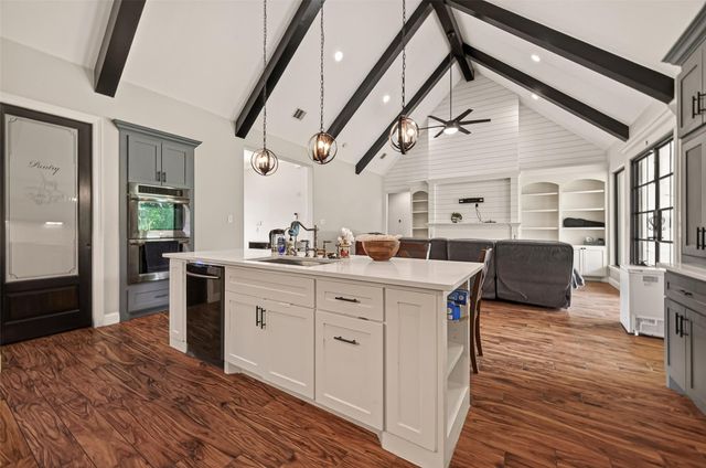 122 Whites Lake Estates Drive, Highlands, TX 77562
