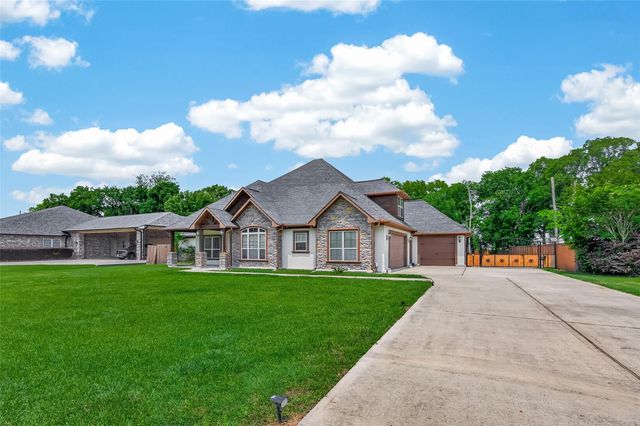122 Whites Lake Estates Drive, Highlands, TX 77562