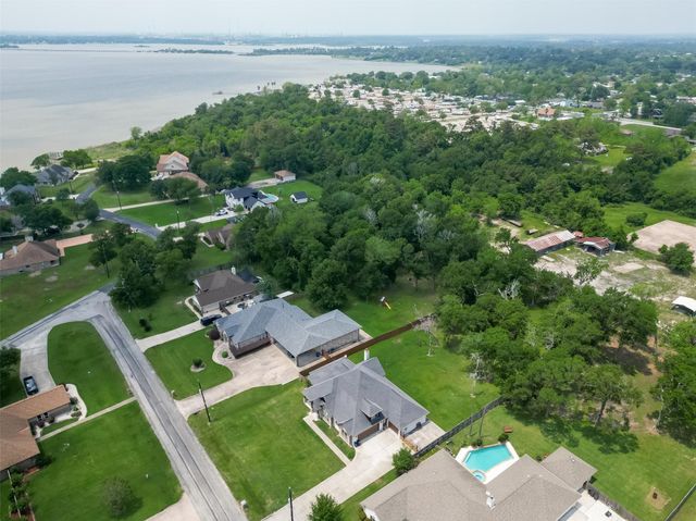 122 Whites Lake Estates Drive, Highlands, TX 77562