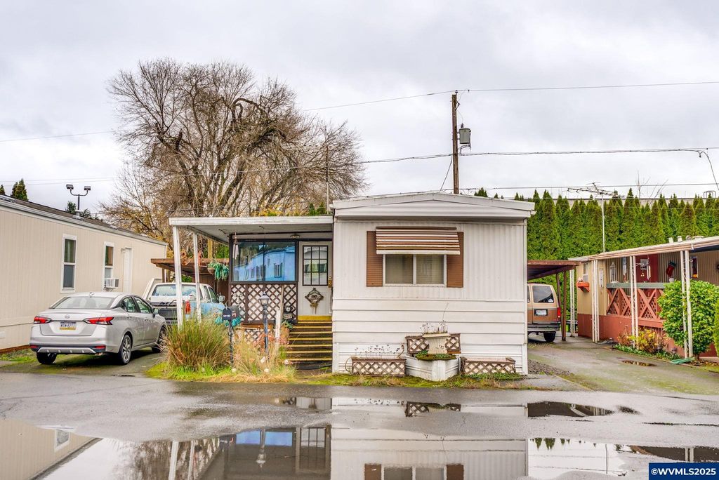 Image 3 of property listing at 2420 NE Hembree St #52, Mcminnville, OR 97128