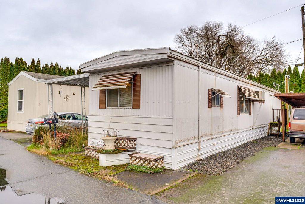 Image 4 of property listing at 2420 NE Hembree St #52, Mcminnville, OR 97128