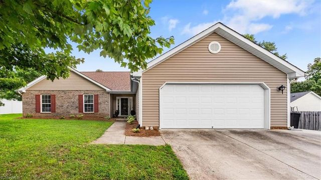 705 Eagle Point Drive, Kernersville, NC 27284