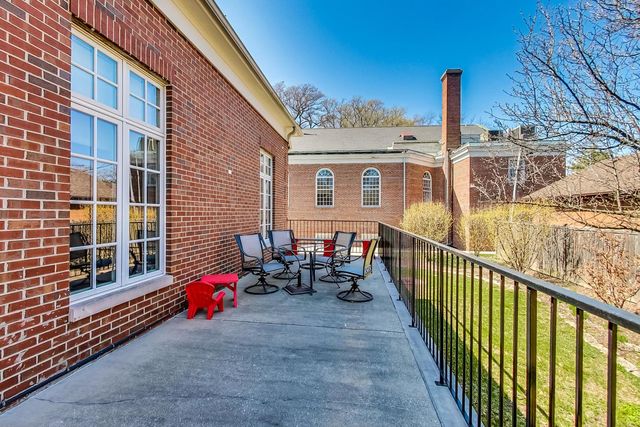 324 W Touhy Avenue, Park Ridge, IL 60068