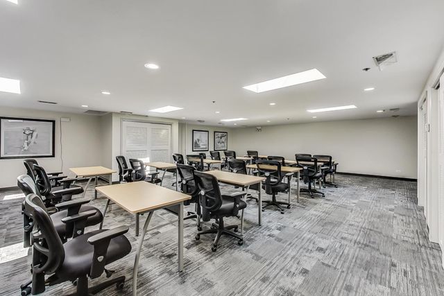 324 W Touhy Avenue, Park Ridge, IL 60068