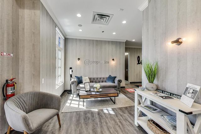 324 W Touhy Avenue, Park Ridge, IL 60068