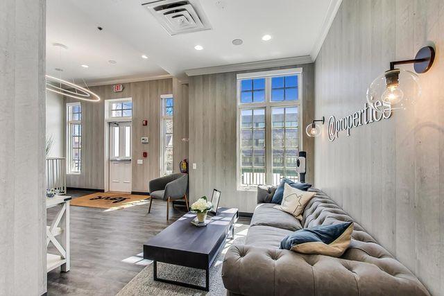 324 W Touhy Avenue, Park Ridge, IL 60068