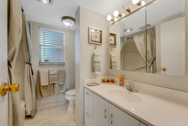 3590 Via Poinciana 416, Lake Worth, FL 33467