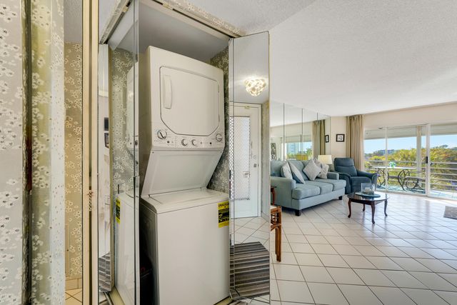 3590 Via Poinciana 416, Lake Worth, FL 33467