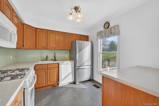 15 Helen Court, Beacon, NY 12508