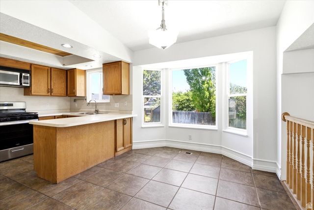 6911 S CONEFLOWER CT, West Jordan, UT 84084