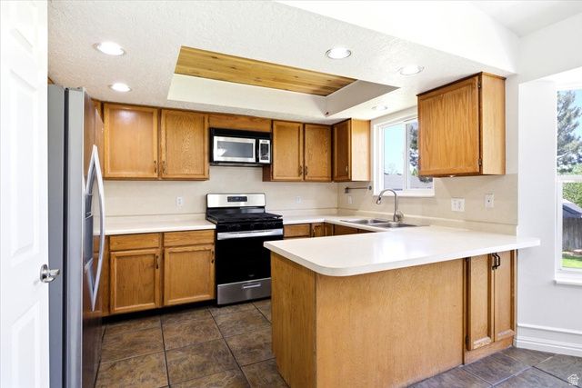 6911 S CONEFLOWER CT, West Jordan, UT 84084