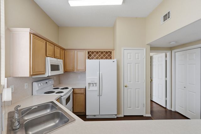 216 W Glen Meadow Drive, Glenn Heights, TX 75154