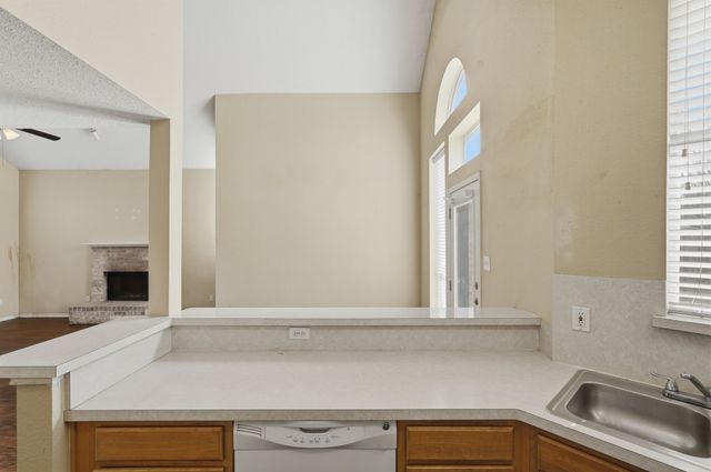 216 W Glen Meadow Drive, Glenn Heights, TX 75154