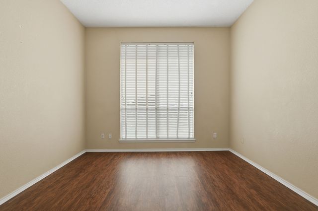 216 W Glen Meadow Drive, Glenn Heights, TX 75154