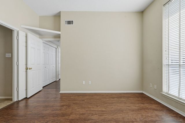 216 W Glen Meadow Drive, Glenn Heights, TX 75154