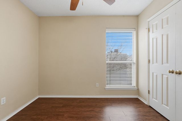 216 W Glen Meadow Drive, Glenn Heights, TX 75154