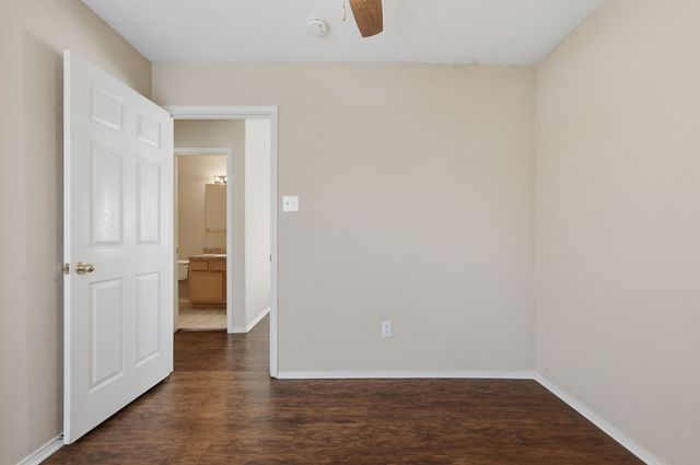 216 W Glen Meadow Drive, Glenn Heights, TX 75154