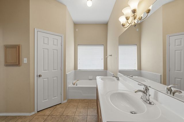 216 W Glen Meadow Drive, Glenn Heights, TX 75154