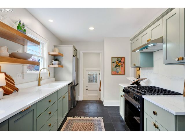 4313 Ne HAZELFERN Pl, Portland, OR 97213