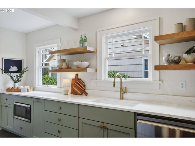 4313 Ne HAZELFERN Pl, Portland, OR 97213