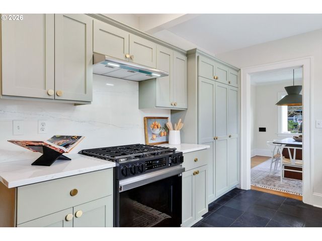 4313 Ne HAZELFERN Pl, Portland, OR 97213