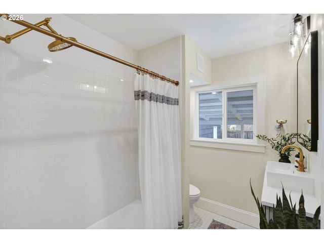 4313 Ne HAZELFERN Pl, Portland, OR 97213