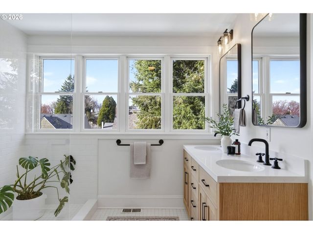 4313 Ne HAZELFERN Pl, Portland, OR 97213